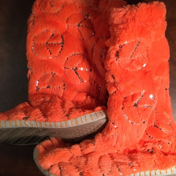 Orange peace sign slippers - Picture 2 of 4